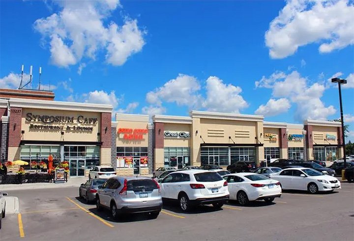 Local shopping plaza in Oak Ridges, Richmond Hill with grocery stores, restaurants, and essential retail services.
